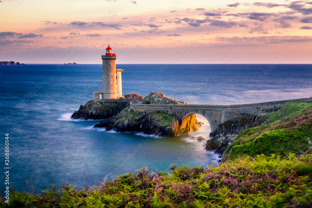 View of the lighthouse Phare du Petit Minou in Plouzane, Brittany (Bretagne), France. - obrazy, fototapety, plakaty 