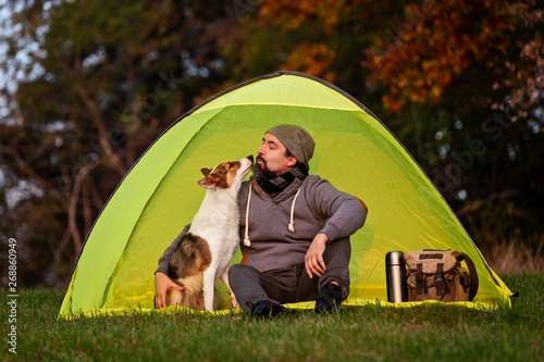 Freundschaft zwischen Hund und Mensch, Campen in der Natur photo