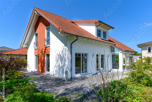 Einfamilienhaus im Sommer, weiss, hochwertig photo