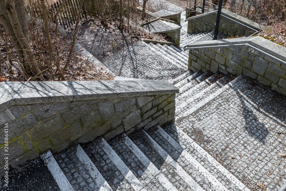 Steintreppen in einem Park von Oben nach Unten, Deutschland Steintreppen in einem Park von Oben nach Unten, Deutschland