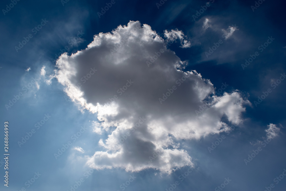 Obraz premium Blue Cloud in front of sun
