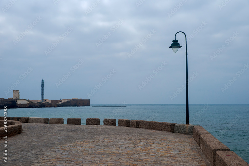 Obraz premium Paseo del castillo de San Sebastián en Cádiz 