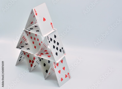 Castillo de naipes hecho con cartas de poker photo