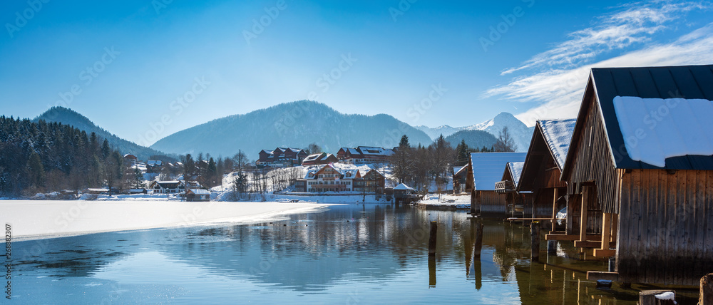 Fototapeta premium Winter am Grundlsee im Salzkammergut, Österreich