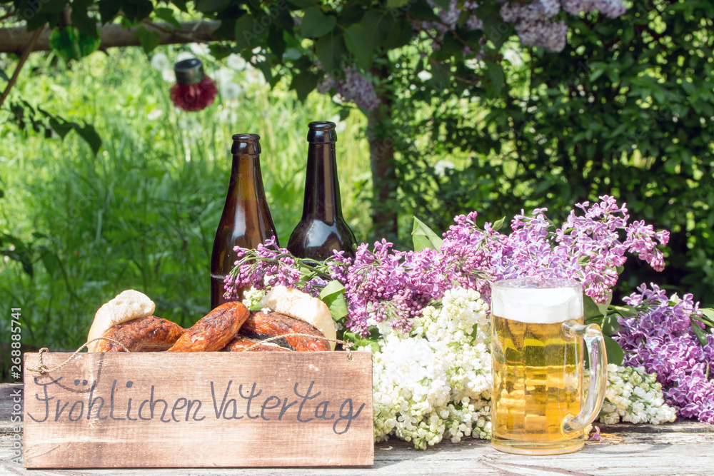 Wunschmotiv: Text "Fröhlichen Vatertag" mit Bratwurst und Bier vom Grill #268885741