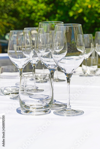 Bicchieri sul tavolo.