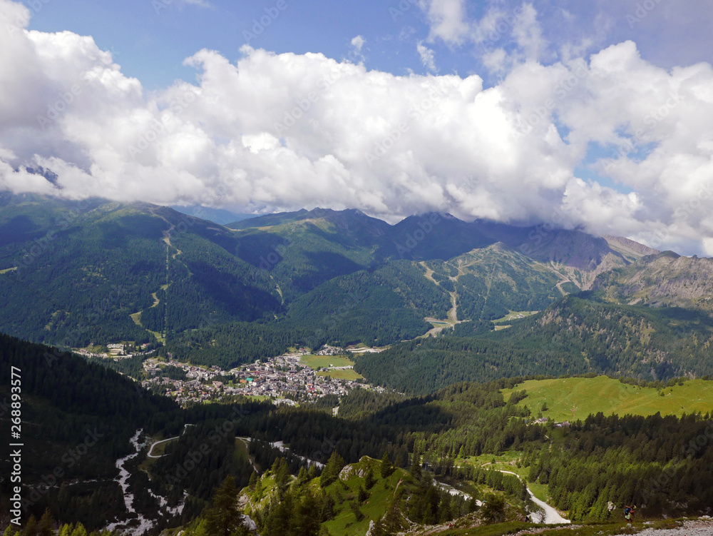 Naklejka premium le verdi montagne dolomitiche in italia, in estate