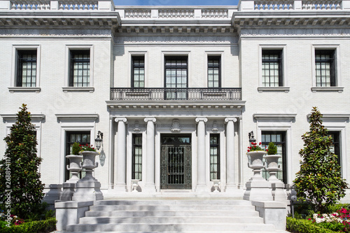Cuadro en lienzo An old white stone mansion in Savannah, Georgia