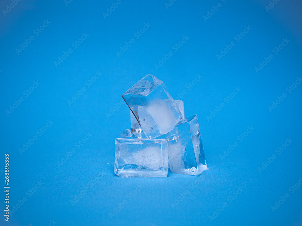 Cubos de hielo en fondo azul Cubos de hielo en fondo azul