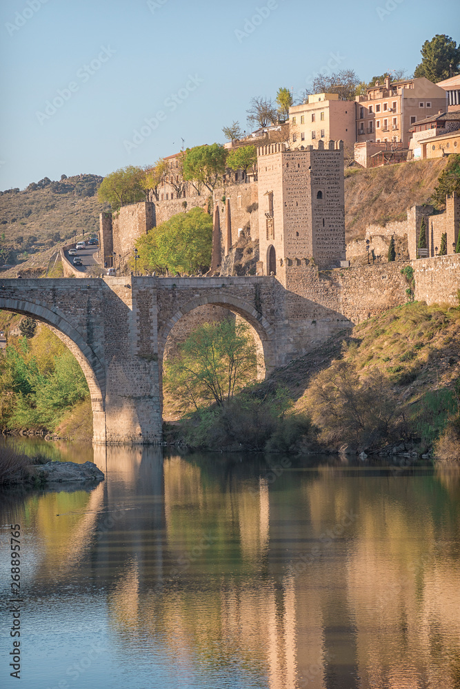 Puente de Alcántara Rio tajo en Toledo España