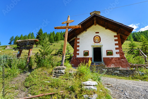 Piccola cappella di montagna. photo
