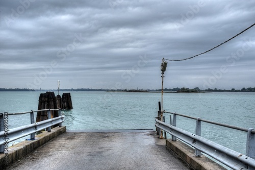 Italien, Venedig, Markusplatz, Fähre, Fähranleger, Kai, Steg, Mole, Rampe, Frühling, Sturm, regen, Unwetter, Nieseln, bedeckt, Punta Sabbioni, Cavallino, Jesolo, Venetien, Adria, Italien, Linienverkeh photo