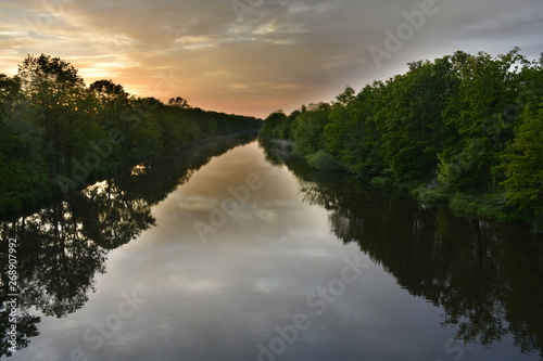 Fototapeta Naklejka Na Ścianę i Meble -  Koniec dnia nad rzeką Odrą