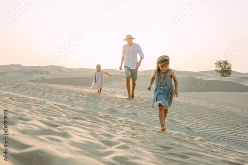 Photography Father with two daughters in the desert in Dubai