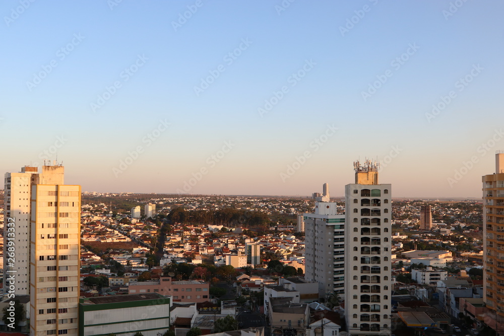 Obraz premium fim de tarde cidade