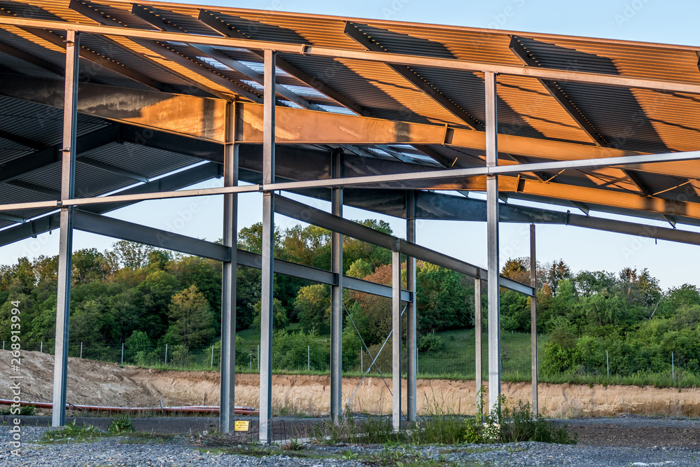 Obraz premium Lagerhalle bei Sonnenuntergang