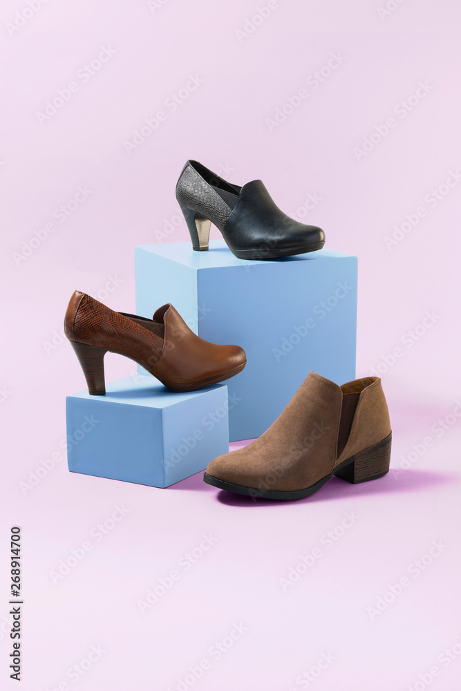 zapatos de mujer sobre fondo rosa y cubos de color azul Stock Photo | Adobe  Stock