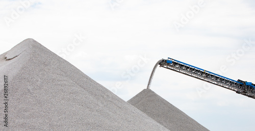 Industry International Domestic Shipping Telescopic Conveyor Belt Moving Rock Materials photo