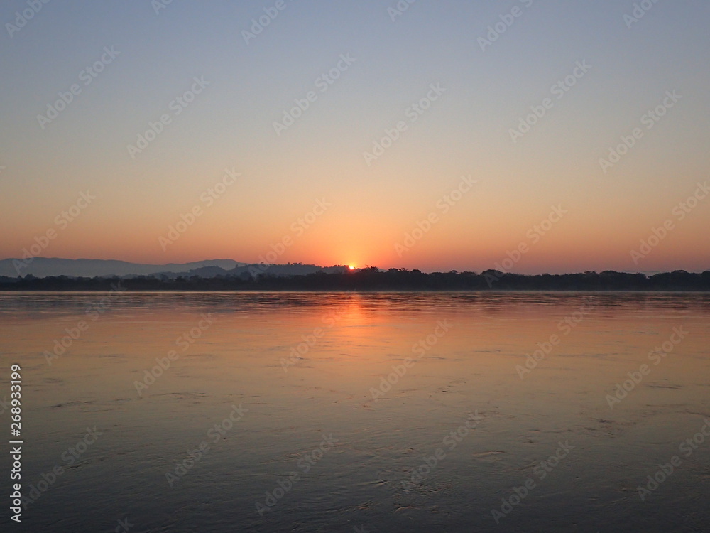 国境のメコン川から眺めるラオスの日の出