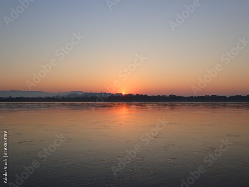 国境のメコン川から眺めるラオスの日の出