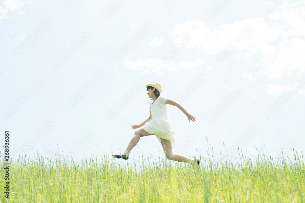 草原を走る女性 草原を走る女性