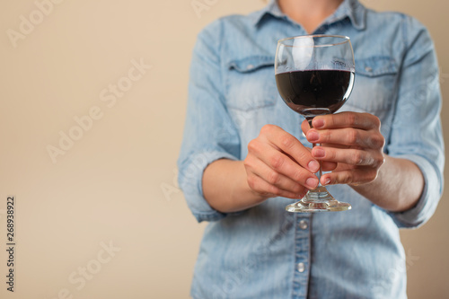 The girl holds a glass of wine, anti-alcohol