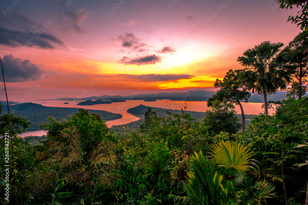 Obraz premium The natural background of the secret light of the evening sky on the panoramic viewpoint, can see the surrounding atmosphere (mountains, rivers, trees) and the wind blowing through the cool.