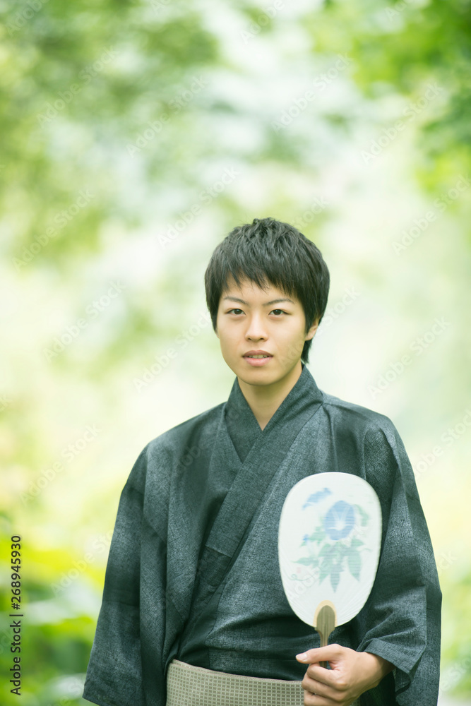 うちわを持つ浴衣姿の男性 Stock 写真 Adobe Stock うちわを持つ浴衣姿の男性 Stock 写真 Adobe Stock