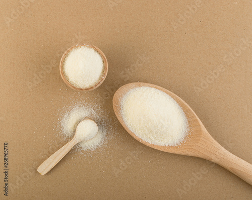 Dry gelatine powder and granules used as a gelling agent photo