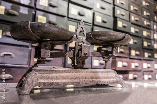 Canvastavla Old classic weight scale on the table of an oriental pharmacy from the 19th century