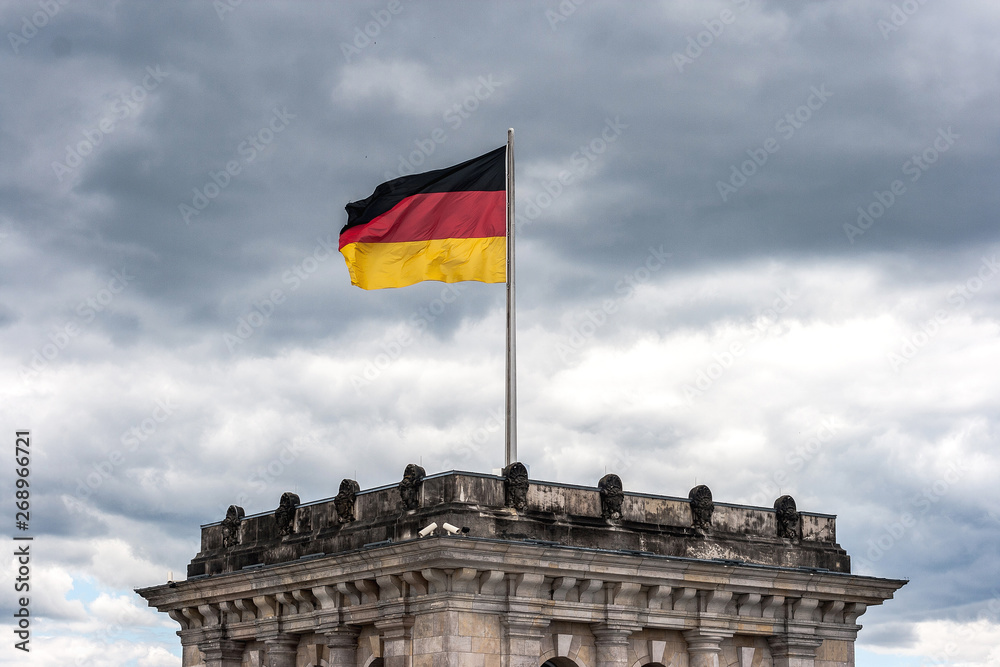Deutschland Flagge auf dem Reichstag Berlin