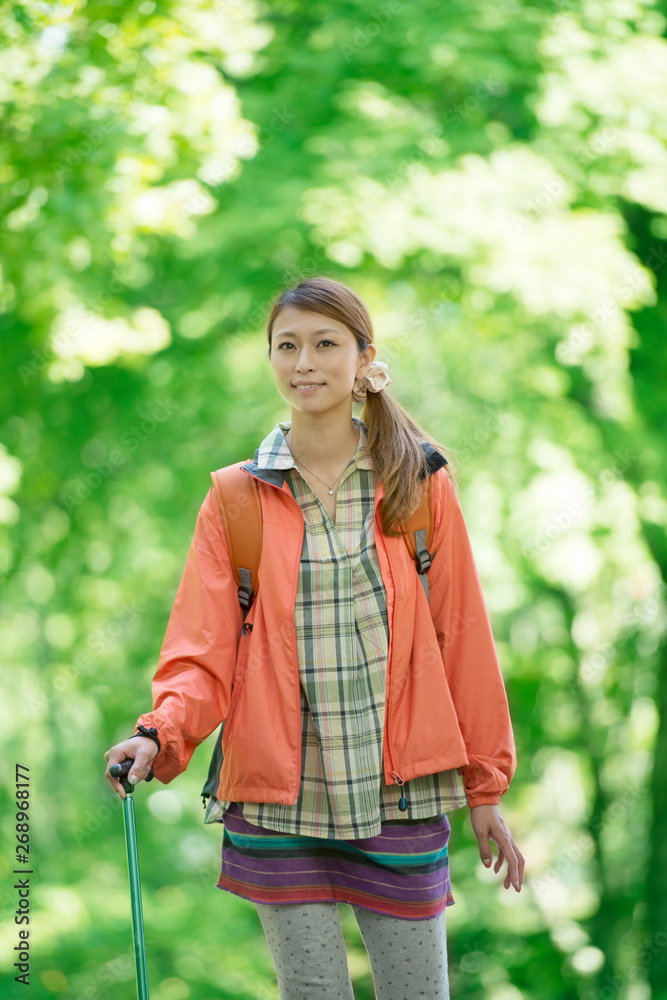 トレッキングをする女性 トレッキングをする女性
