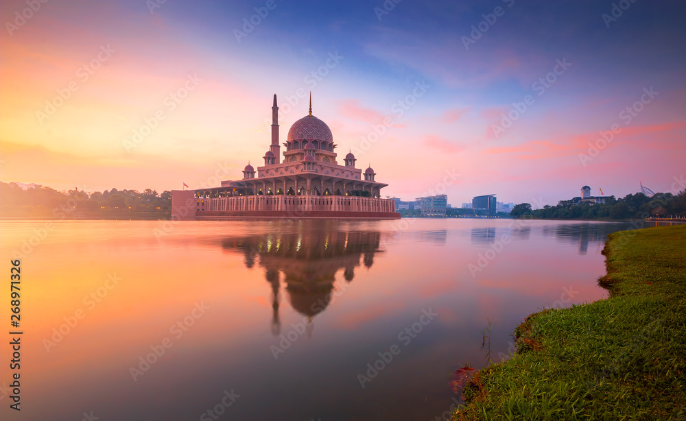 Floating mosque during sunrise. Putra Mosque, Putrajaya, Malaysia. - obrazy, fototapety, plakaty 