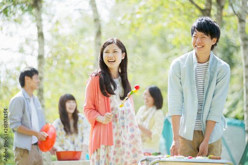 Plakat BBQの準備をする大学生