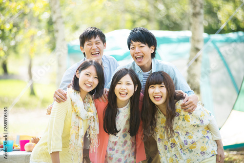 記念写真を撮る大学生