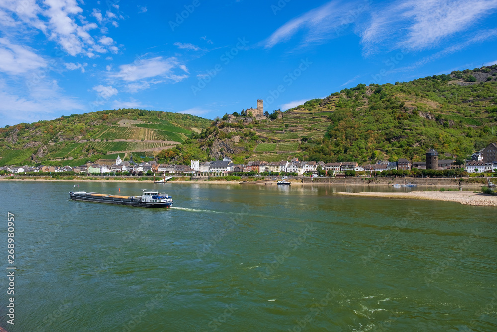 Der Rhein bei Kaub mit der Burg Gutenfels im Hintergrund