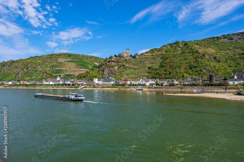 Der Rhein bei Kaub mit der Burg Gutenfels im Hintergrund