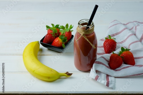 Smoothie im Glas mit frischen Früchten photo