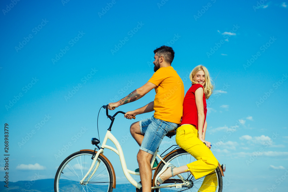 Obraz premium Love and romantic date concept. Couple with vintage bike. The concept of love and lifestyle. First love.