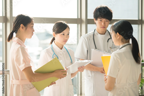 打合せをする看護師 photo