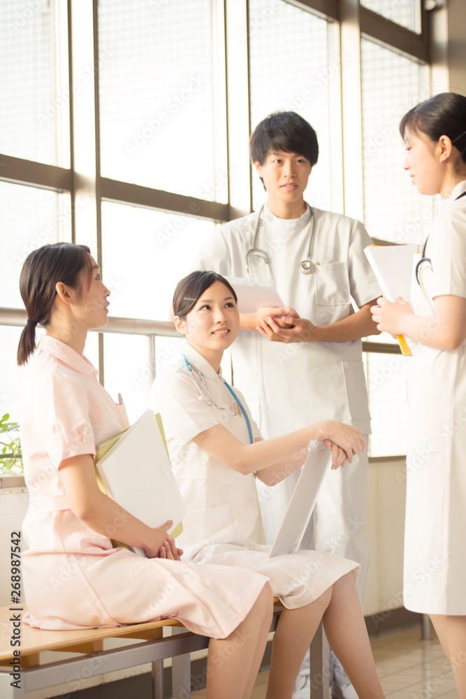 談笑をする看護師 談笑をする看護師