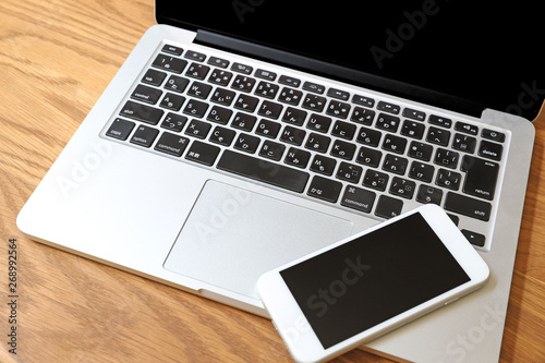 Macのノートパソコンとスマートフォン
