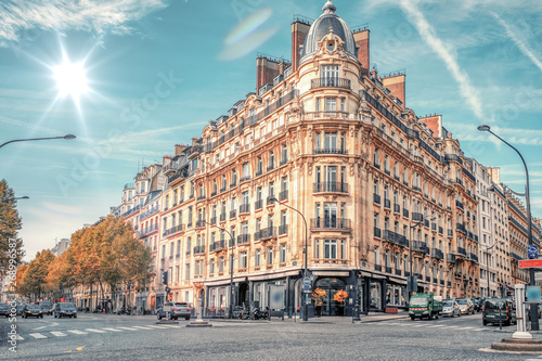 Fototapeta Naklejka Na Ścianę i Meble -  Streets of Paris, France. Blue sky, buildings and traffic.