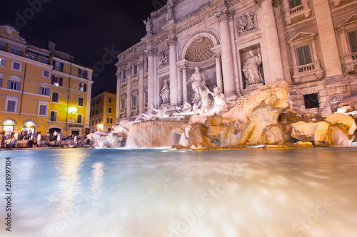 Fontana di Trevi di notte in lunga esposizione, Roma