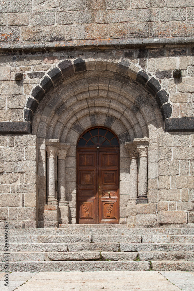 Portail de l'église de Saint-Chély d'Apcher (Lozère)