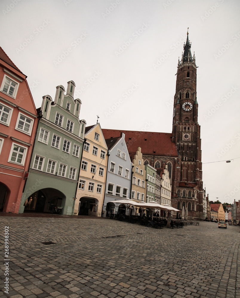 Fototapeta premium Altstadt mit St. Martin in Landshut a. d. Isar
