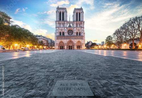 Fototapeta Notre Dame de Paris front square very early in the morning with no people