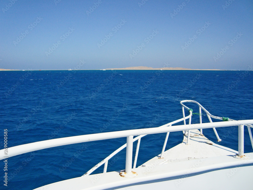 Obraz premium Blue sea. Photos from the stern of the yacht.