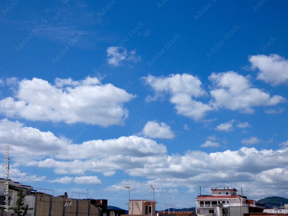 Nubes surcando un cielo de color azul intenso Nubes surcando un cielo de color azul intenso