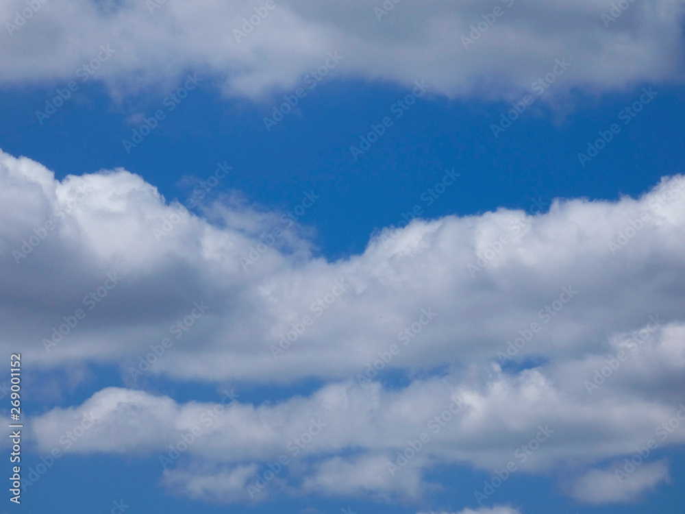Nubes surcando un cielo de color azul intenso Nubes surcando un cielo de color azul intenso